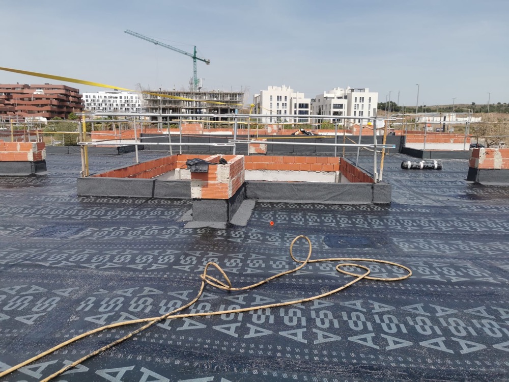 Lámina de tela asfáltica recién aplicada en cubierta en obra nueva