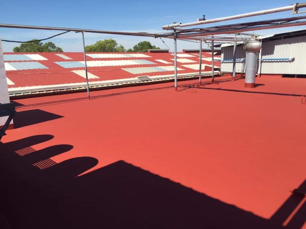Cubierta de nave industrial impermeabilizada con caucho rojo