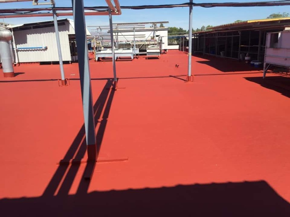 Pintura impermeabilizante de caucho aplicada en nave industrial