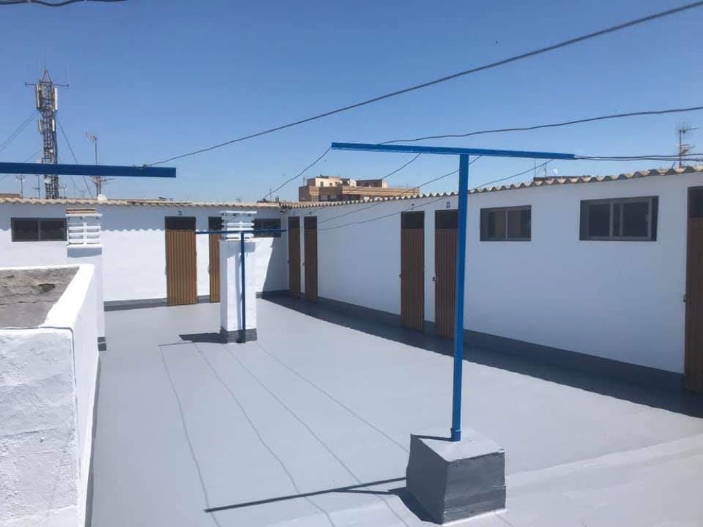 Rehabilitación de cubierta blanca con caucho impermeabilizante
