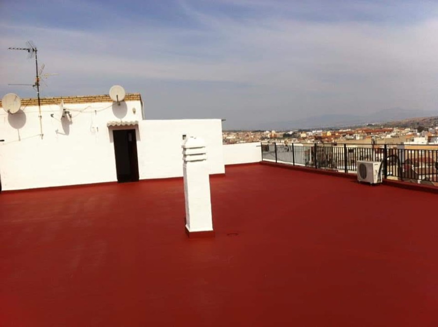 Terraza impermeabilizada con pintura de caucho rojo y fibra de vidrio